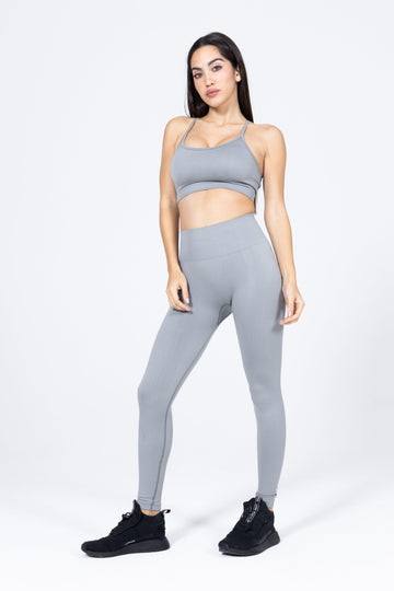 Modella con Completo Silver Grey - Vista frontale completa