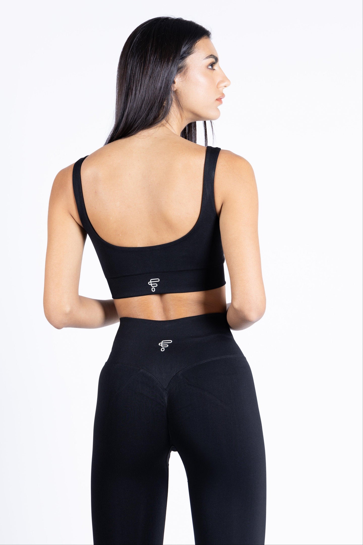Vista posteriore dei leggings push-up neri con logo visibile