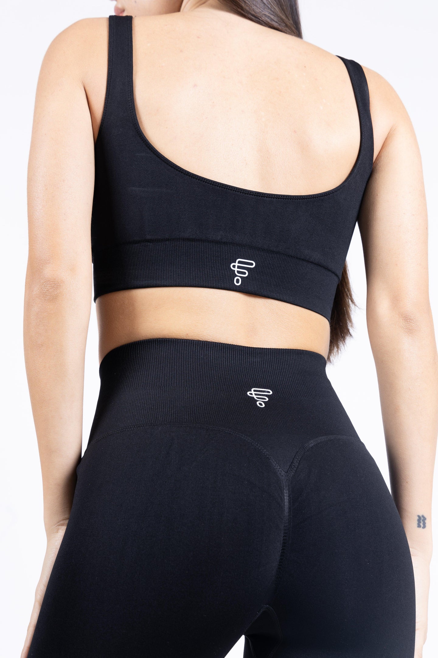 Dettaglio del tessuto e della cucitura dei leggings push-up neri