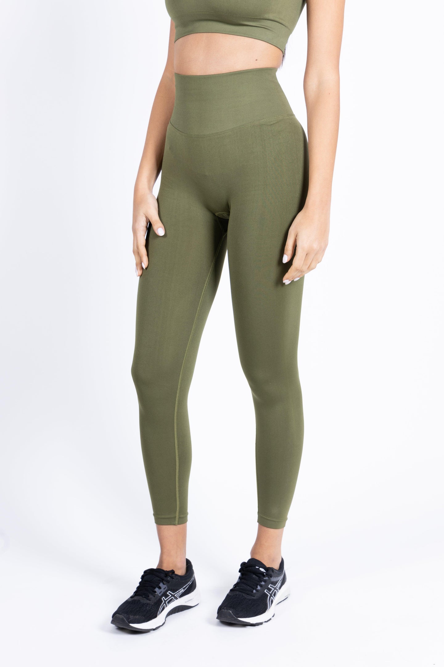 Leggings verde oliva seamless per comfort e supporto.