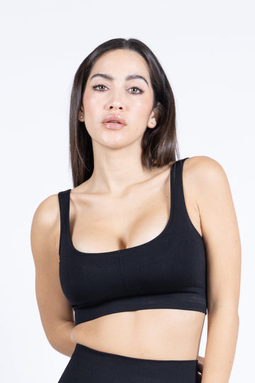 Donna indossa il Chic & Active Top Black con stile e comfort