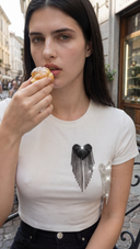 T-shirt donna con doppio cuore in strass e frange