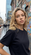 T-shirt oversize donna con borchie sulle spalle