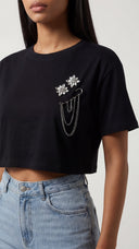 Crop top donna con spille floreali e catena gioiello
