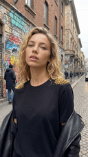 T-shirt oversize donna con borchie sulle spalle