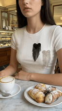 T-shirt donna con doppio cuore in strass e frange