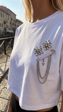 Crop top donna con spille floreali e catena gioiello
