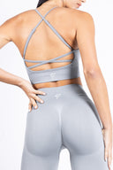 Dettaglio del top con spalline incrociate del Completo Silver Grey