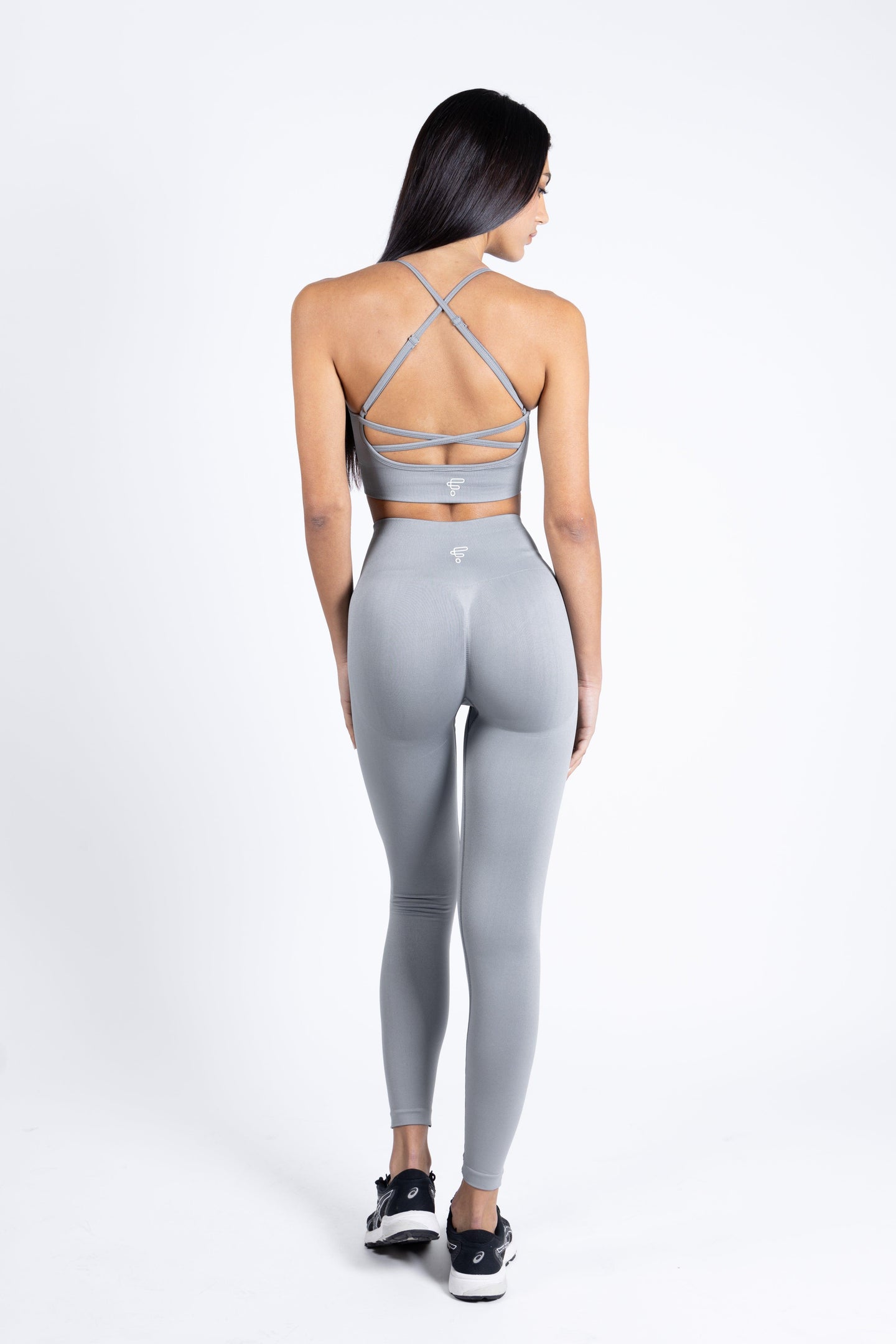 Vista laterale del Completo Silver Grey in tessuto seamless