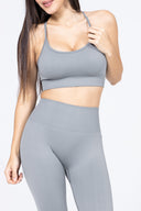 Dettaglio del top con scollo rotondo del Completo Silver Grey