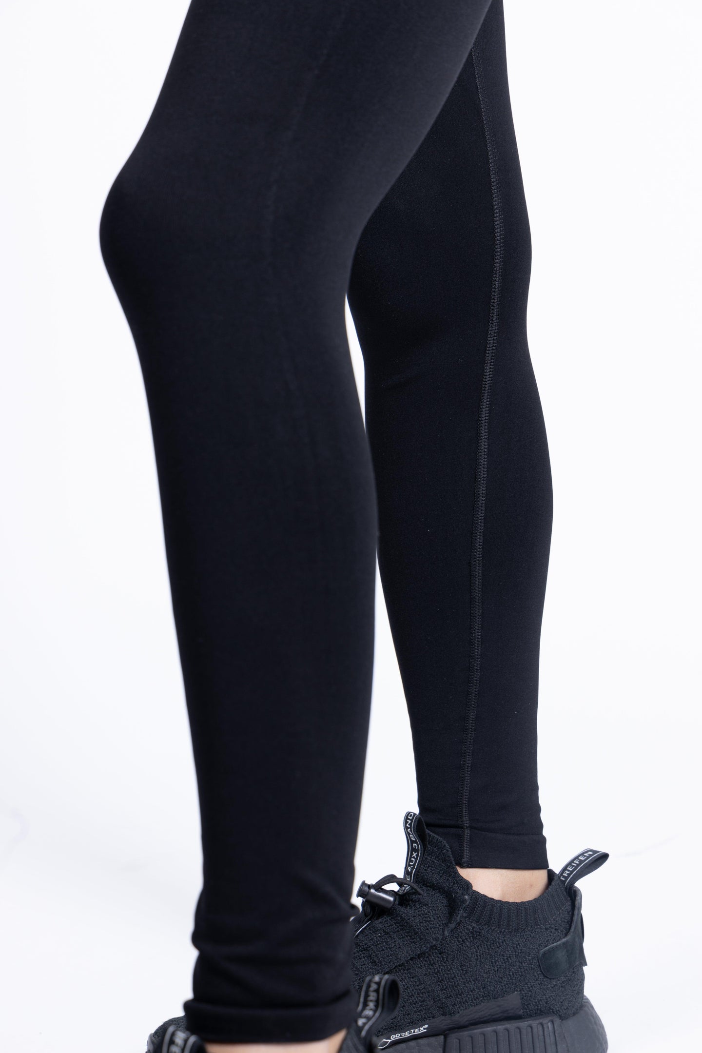  Look frontale con leggings push-up neri e top sportivo