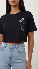 Crop top donna con spille floreali e catena gioiello