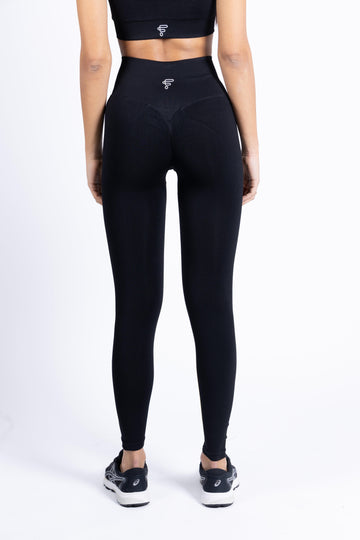 Dettaglio della schiena con logo sui leggings push-up neri