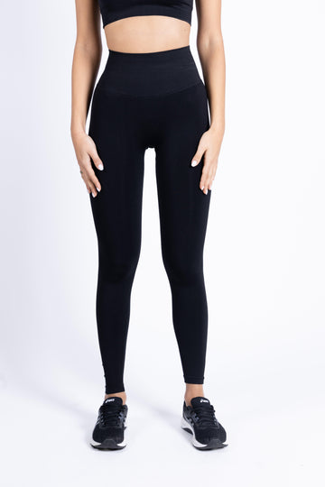Look frontale con leggings push-up neri e top sportivo
