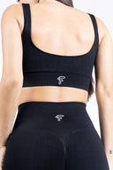 Retro del Top Black con vestibilità aderente e dettagli minimal