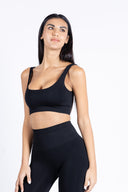 Set completo di Top Black abbinato a leggings per look sportivo