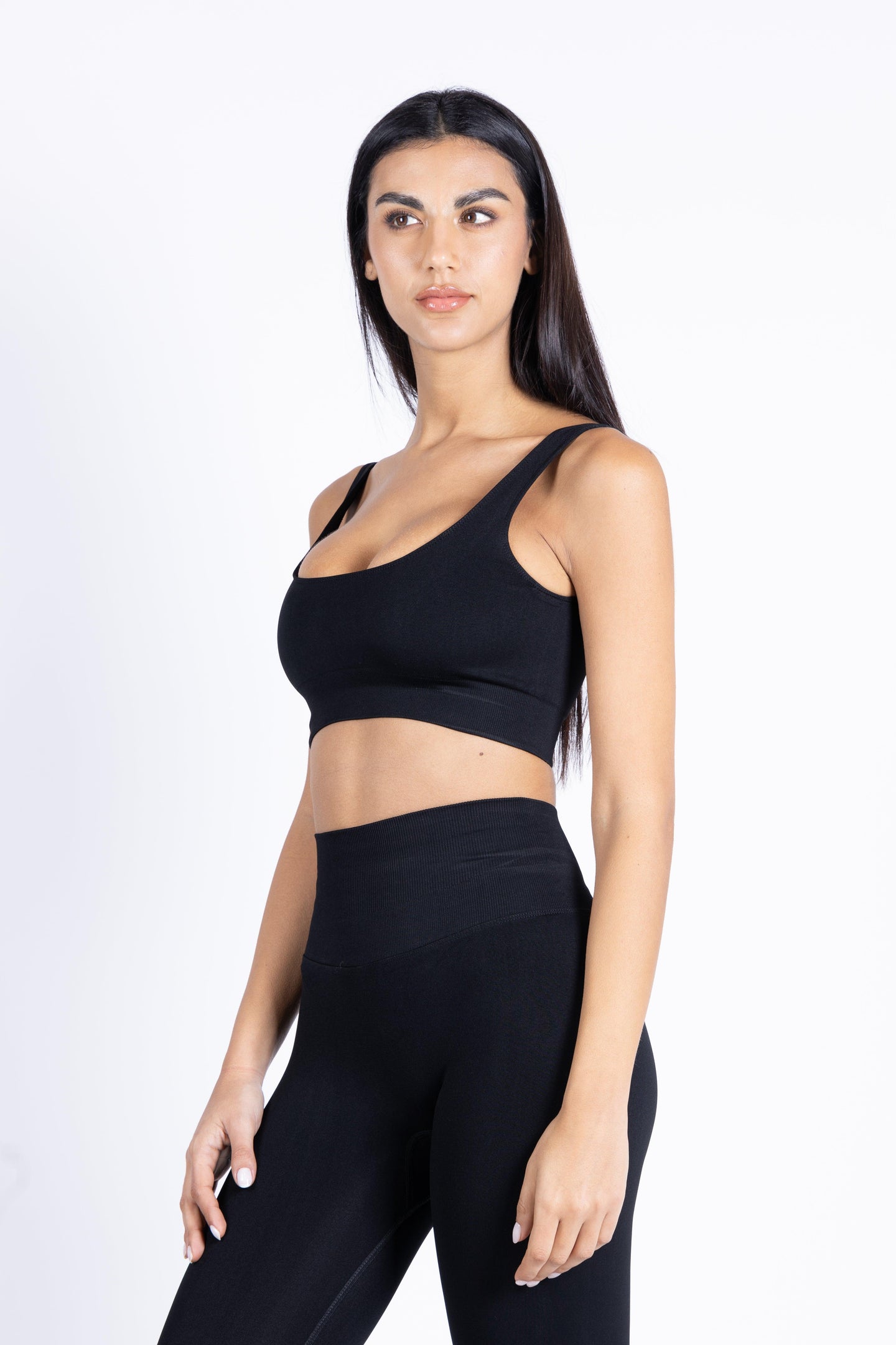 Vista laterale del Top Black seamless per allenamento e athleisure