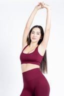 Modella che indossa Top Burgundy, look sportivo ed elegante.