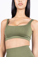 Dettaglio del Top Olive Green - tessuto traspirante e pad removibili per un comfort personalizzabile.