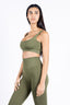 Top Olive Green abbinato a leggings coordinati - perfetto per palestra, yoga e tempo libero.